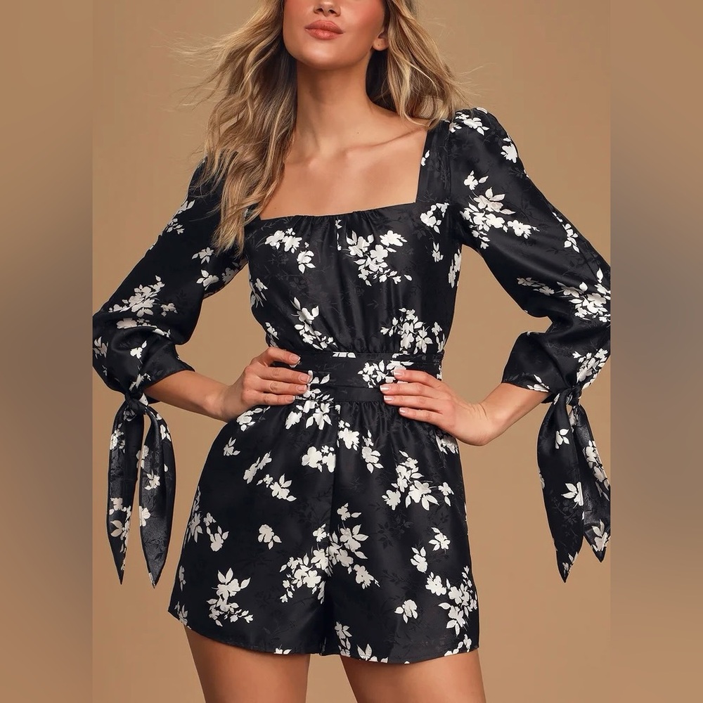 Ali and Jay NWT Madison Black Floral Print Long Sleeve Romper Size Small